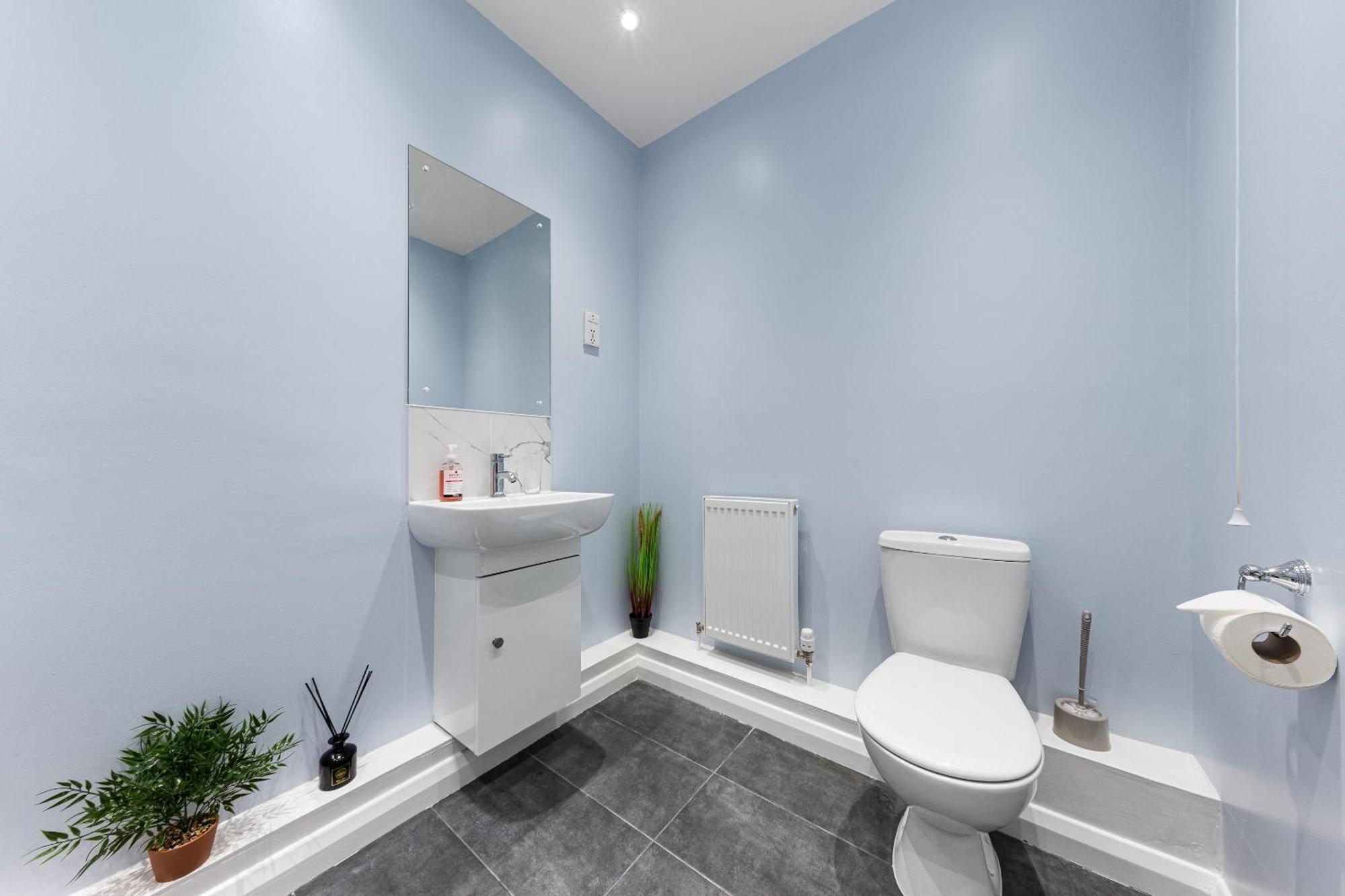 Apartment Elegant & Spacious 2br London Hideaway- King Bed, Sleeps 6 - Parking- Instant Book- 20 Percent Off Limited Time! Barnet