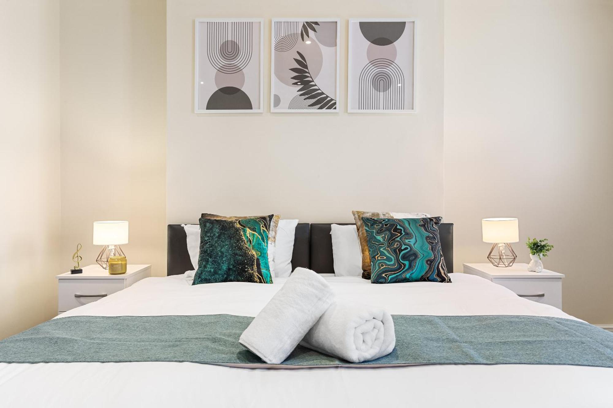 Elegant & Spacious 2br London Hideaway- King Bed, Sleeps 6 - Parking- Instant Book- 20 Percent Off Limited Time! Apartment Barnet