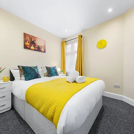 Elegant 2 Bedroom Hideaway In The Heart Of London - Sleeps 6 People- Has A King Bed- Parking Available! Instant Book! 20 Percent Off! Limited Time Deal! Barnet Exterior photo
