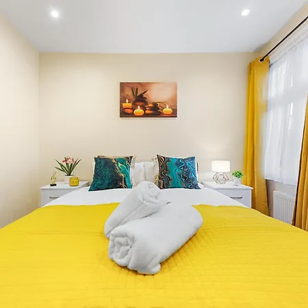 Elegant 2 Bedroom Hideaway In The Heart Of London - Sleeps 6 People- Has A King Bed- Parking Available! Instant Book! 20 Percent Off! Limited Time Deal! Barnet Exterior photo
