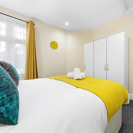 Elegant 2 Bedroom Hideaway In The Heart Of London - Sleeps 6 People- Has A King Bed- Parking Available! Instant Book! 20 Percent Off! Limited Time Deal! Barnet Exterior photo