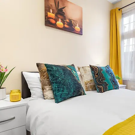 Elegant 2 Bedroom Hideaway In The Heart Of London - Sleeps 6 People- Has A King Bed- Parking Available! Instant Book! 20 Percent Off! Limited Time Deal! Barnet Exterior photo