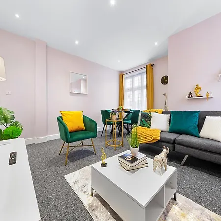 Elegant 2 Bedroom Hideaway In The Heart Of London - Sleeps 6 People- Has A King Bed- Parking Available! Instant Book! 20 Percent Off! Limited Time Deal! Barnet Exterior photo