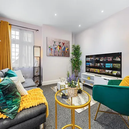 Elegant 2 Bedroom Hideaway In The Heart Of London - Sleeps 6 People- Has A King Bed- Parking Available! Instant Book! 20 Percent Off! Limited Time Deal! Barnet Exterior photo