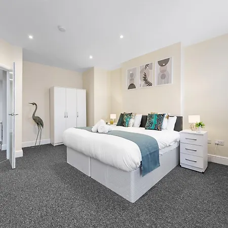 Elegant 2 Bedroom Hideaway In The Heart Of London - Sleeps 6 People- Has A King Bed- Parking Available! Instant Book! 20 Percent Off! Limited Time Deal! Barnet Exterior photo