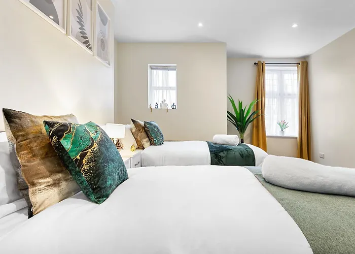 Elegant & Spacious 2 Bedroom Hideaway In The Heart Of London - Sleeps 6 People- Has A King Bed- Parking Available! Instant Book! 20 Percent Off! Limited Time Deal!