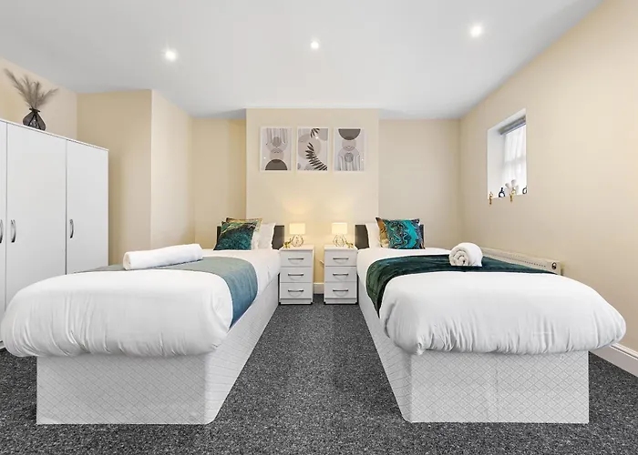 Elegant & Spacious 2 Bedroom Hideaway In The Heart Of London - Sleeps 6 People- Has A King Bed- Parking Available! Instant Book! 20 Percent Off! Limited Time Deal!