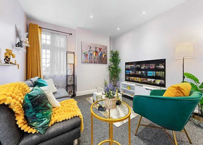 Elegant & Spacious 2 Bedroom Hideaway In The Heart Of London - Sleeps 6 People- Has A King Bed- Parking Available! Instant Book! 20 Percent Off! Limited Time Deal!