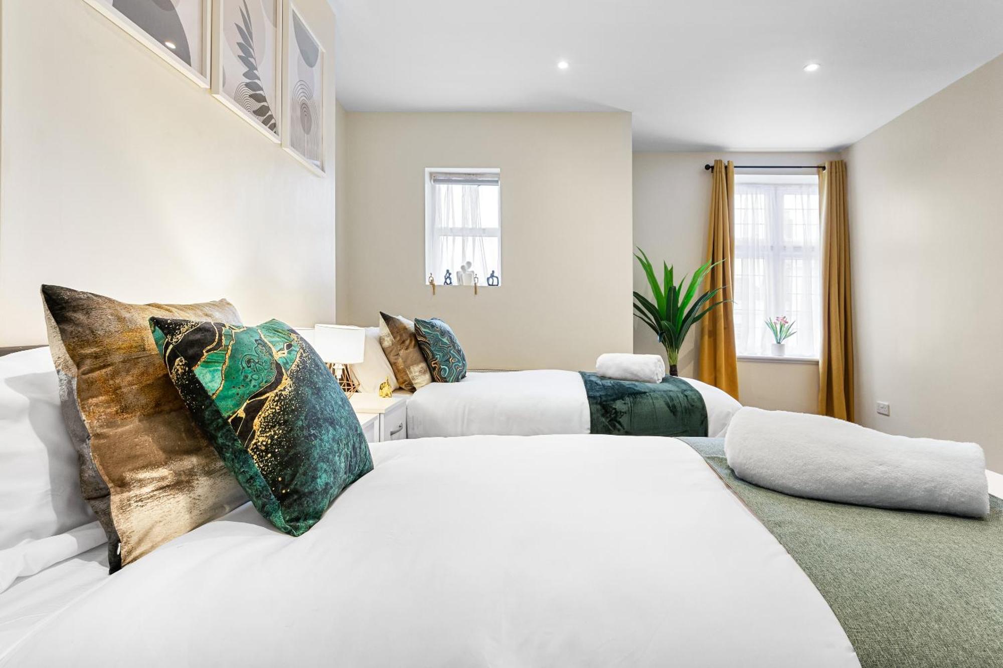 Elegant 2 Bedroom Hideaway In The Heart Of London - Sleeps 6 People- Has A King Bed- Parking Available! Instant Book! 20 Percent Off! Limited Time Deal! Apartment