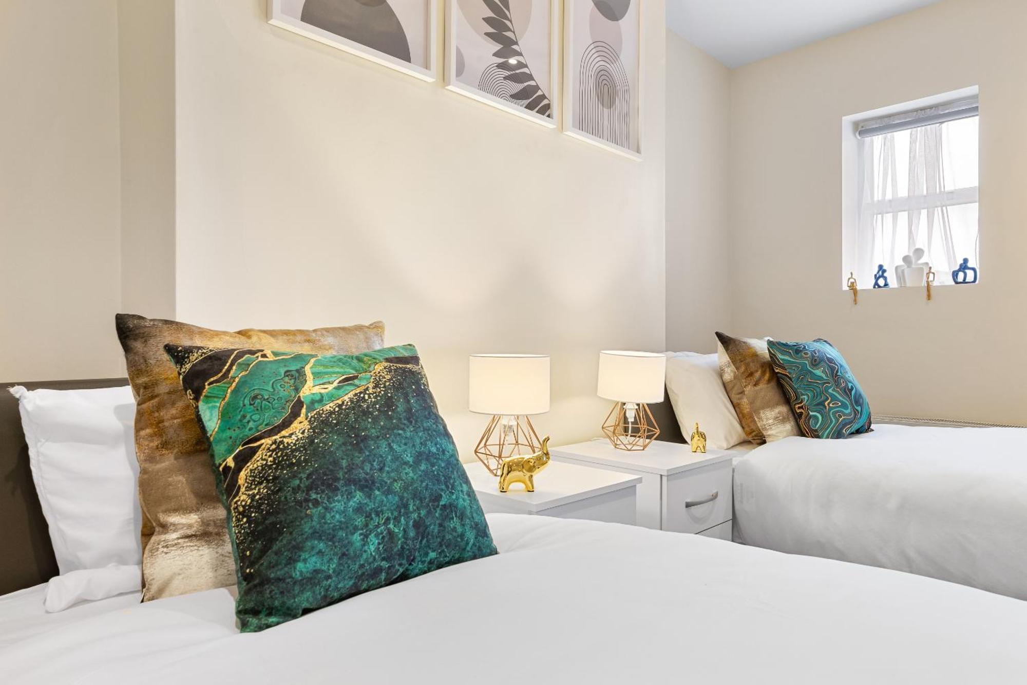 Elegant 2 Bedroom Hideaway In The Heart Of London - Sleeps 6 People- Has A King Bed- Parking Available! Instant Book! 20 Percent Off! Limited Time Deal! *