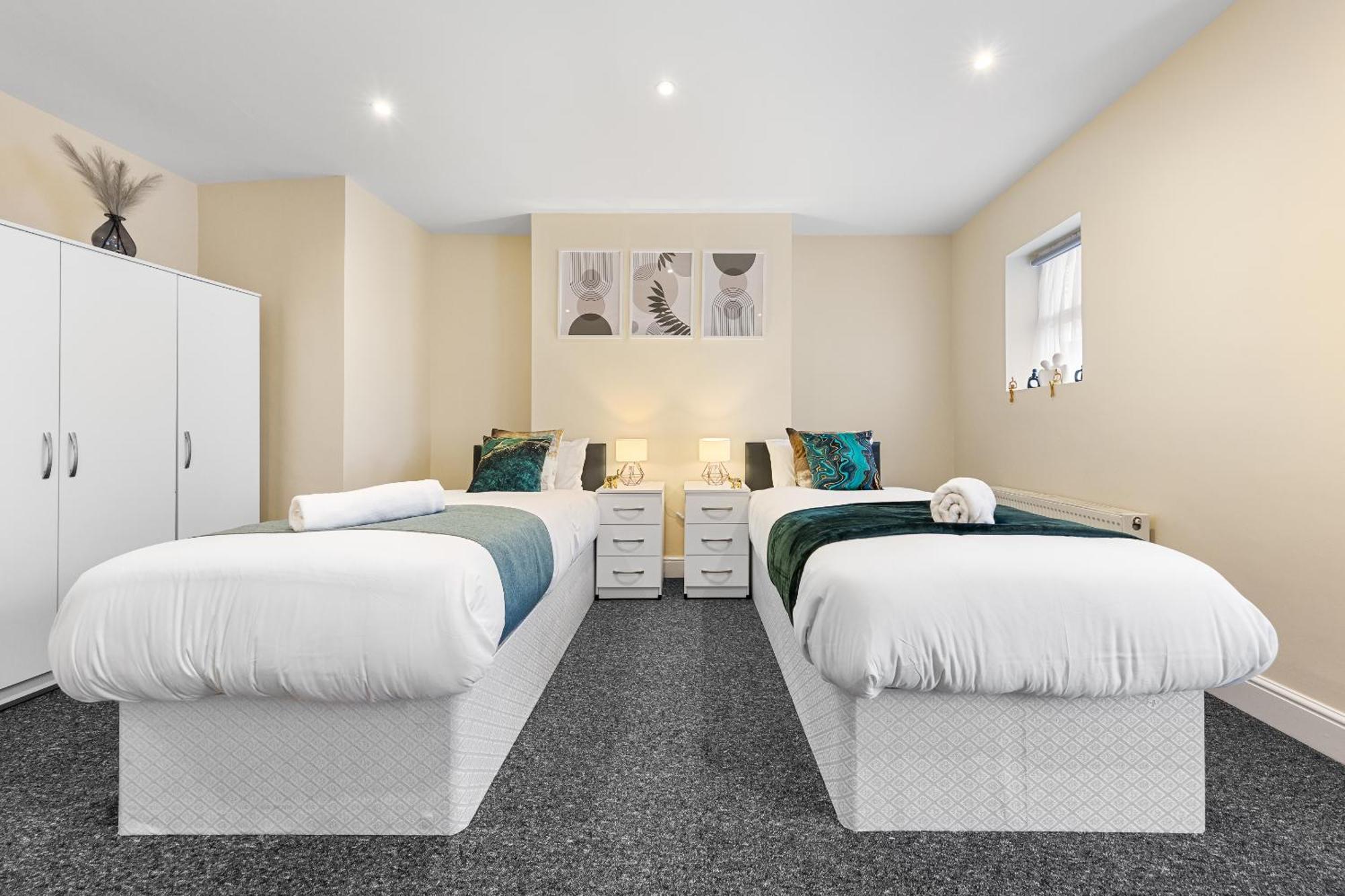 Elegant 2 Bedroom Hideaway In The Heart Of London - Sleeps 6 People- Has A King Bed- Parking Available! Instant Book! 20 Percent Off! Limited Time Deal! Barnet