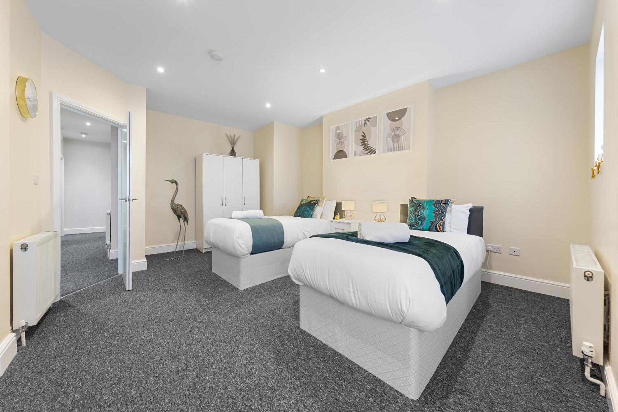Apartment Elegant 2 Bedroom Hideaway In The Heart Of London - Sleeps 6 People- Has A King Bed- Parking Available! Instant Book! 20 Percent Off! Limited Time Deal! Barnet