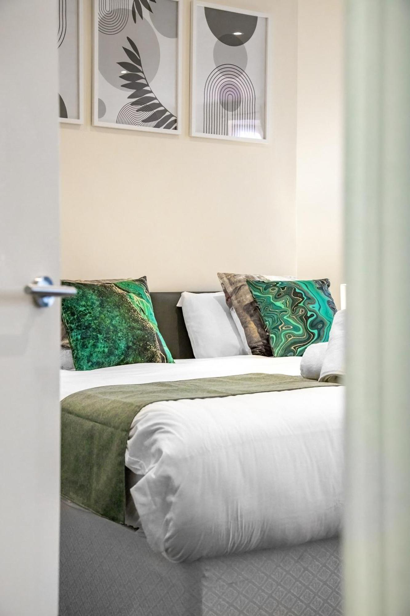 Apartment Elegant 2 Bedroom Hideaway In The Heart Of London - Sleeps 6 People- Has A King Bed- Parking Available! Instant Book! 20 Percent Off! Limited Time Deal! *