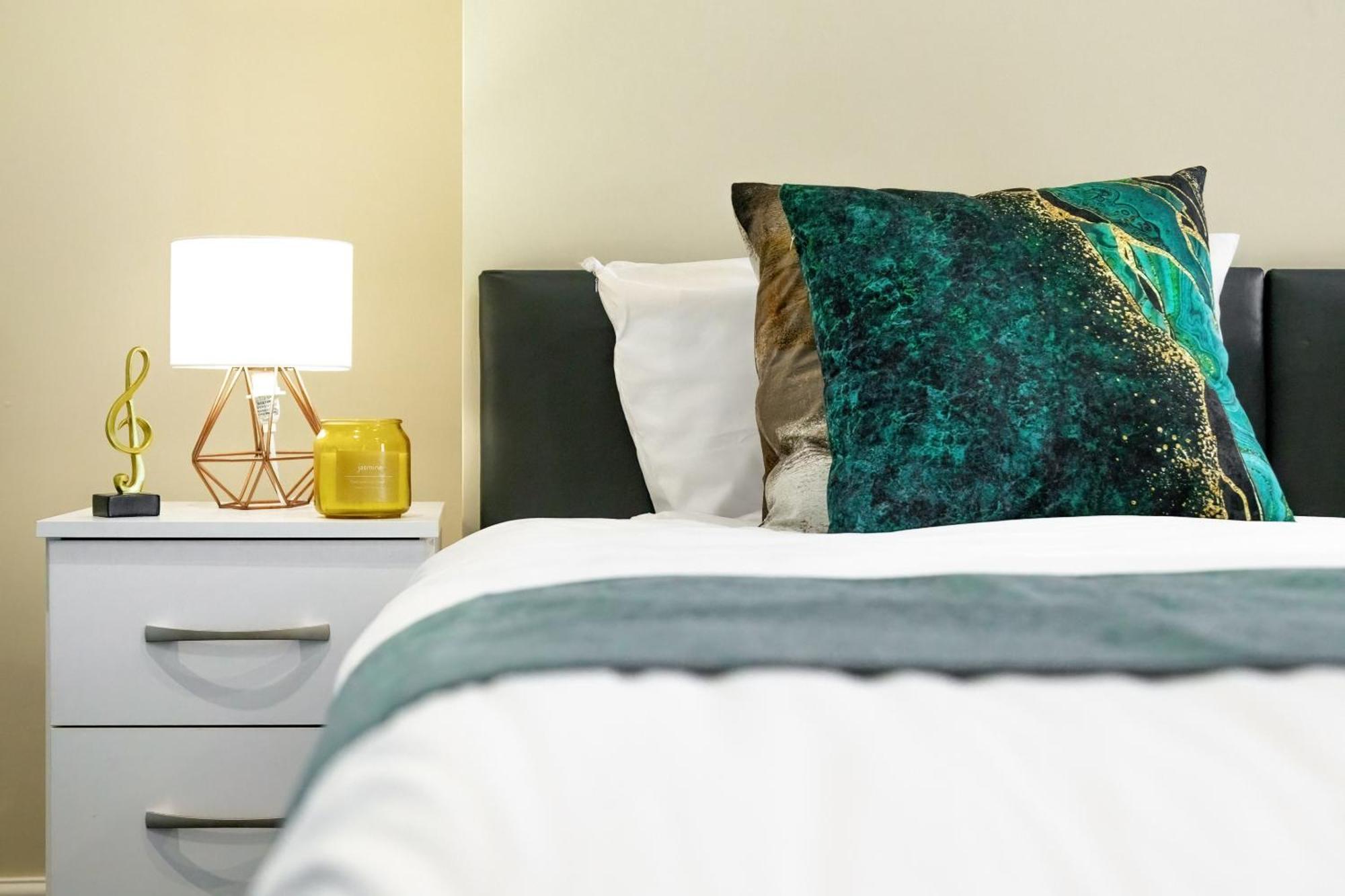 Elegant 2 Bedroom Hideaway In The Heart Of London - Sleeps 6 People- Has A King Bed- Parking Available! Instant Book! 20 Percent Off! Limited Time Deal! * Barnet