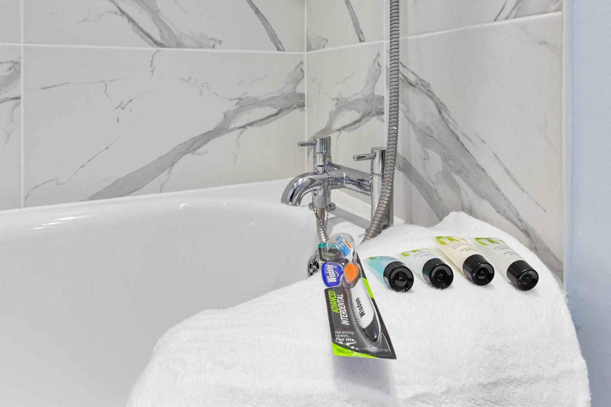 Elegant 2 Bedroom Hideaway In The Heart Of London - Sleeps 6 People- Has A King Bed- Parking Available! Instant Book! 20 Percent Off! Limited Time Deal! Apartment