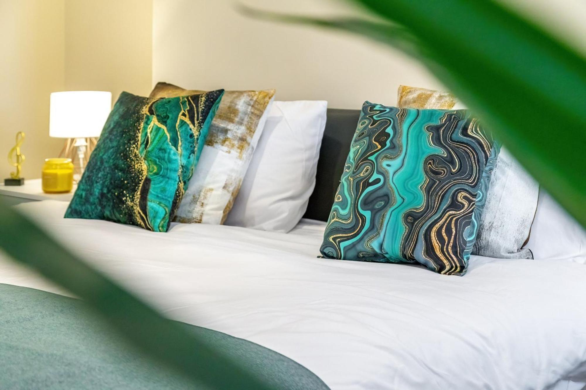 Elegant 2 Bedroom Hideaway In The Heart Of London - Sleeps 6 People- Has A King Bed- Parking Available! Instant Book! 20 Percent Off! Limited Time Deal! *