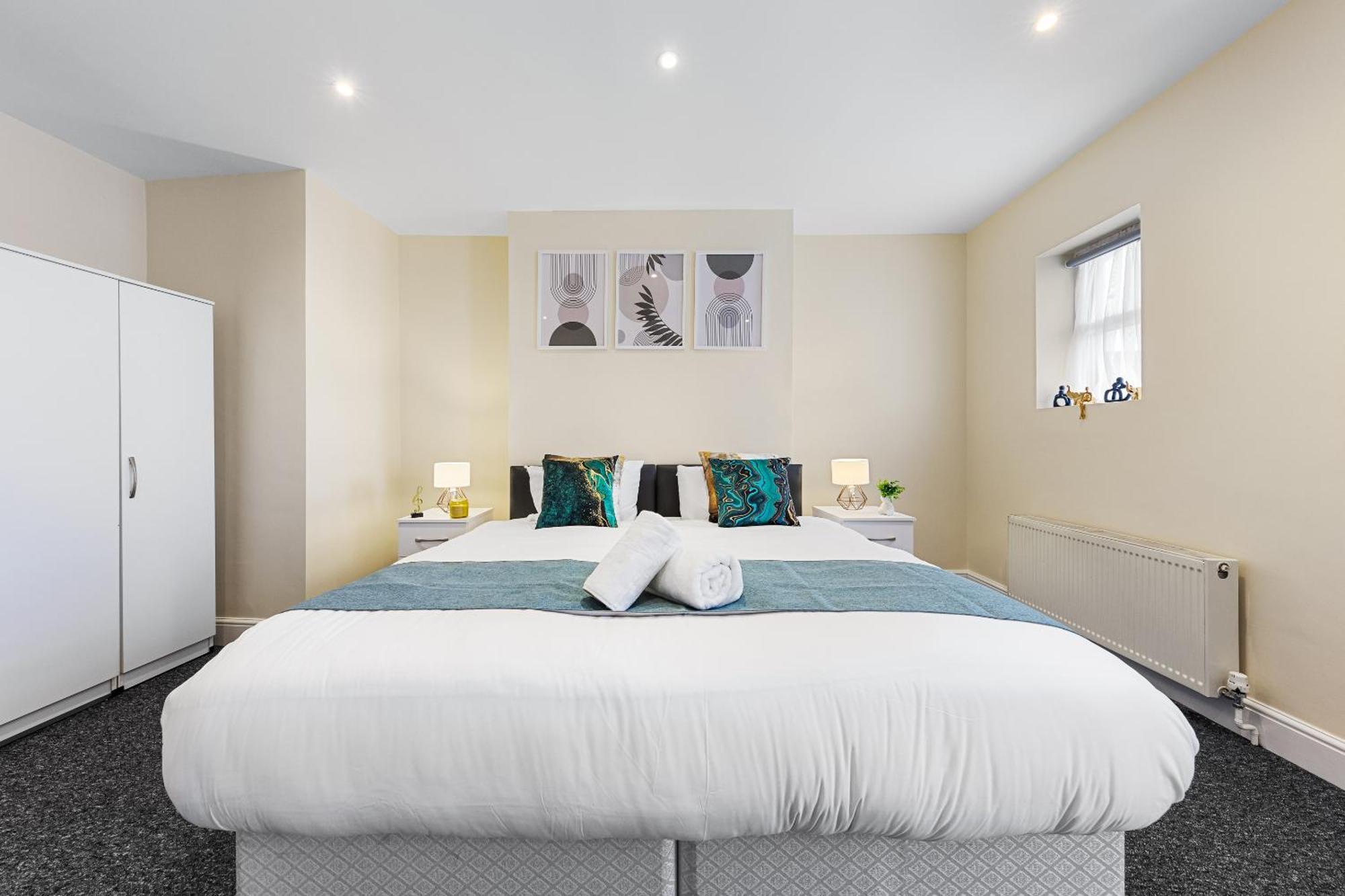 Apartment Elegant 2 Bedroom Hideaway In The Heart Of London - Sleeps 6 People- Has A King Bed- Parking Available! Instant Book! 20 Percent Off! Limited Time Deal!