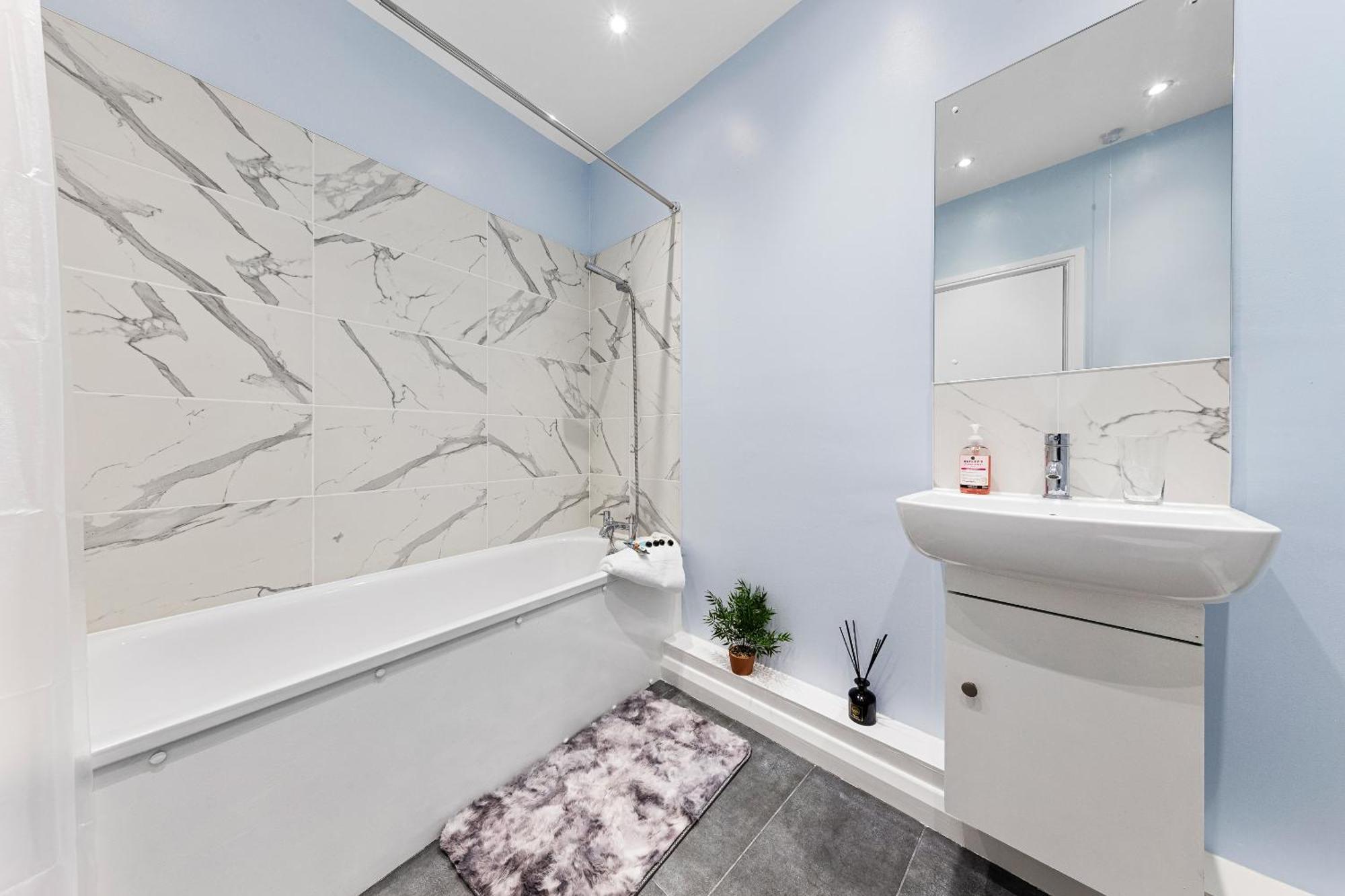 Elegant 2 Bedroom Hideaway In The Heart Of London - Sleeps 6 People- Has A King Bed- Parking Available! Instant Book! 20 Percent Off! Limited Time Deal! Apartment *