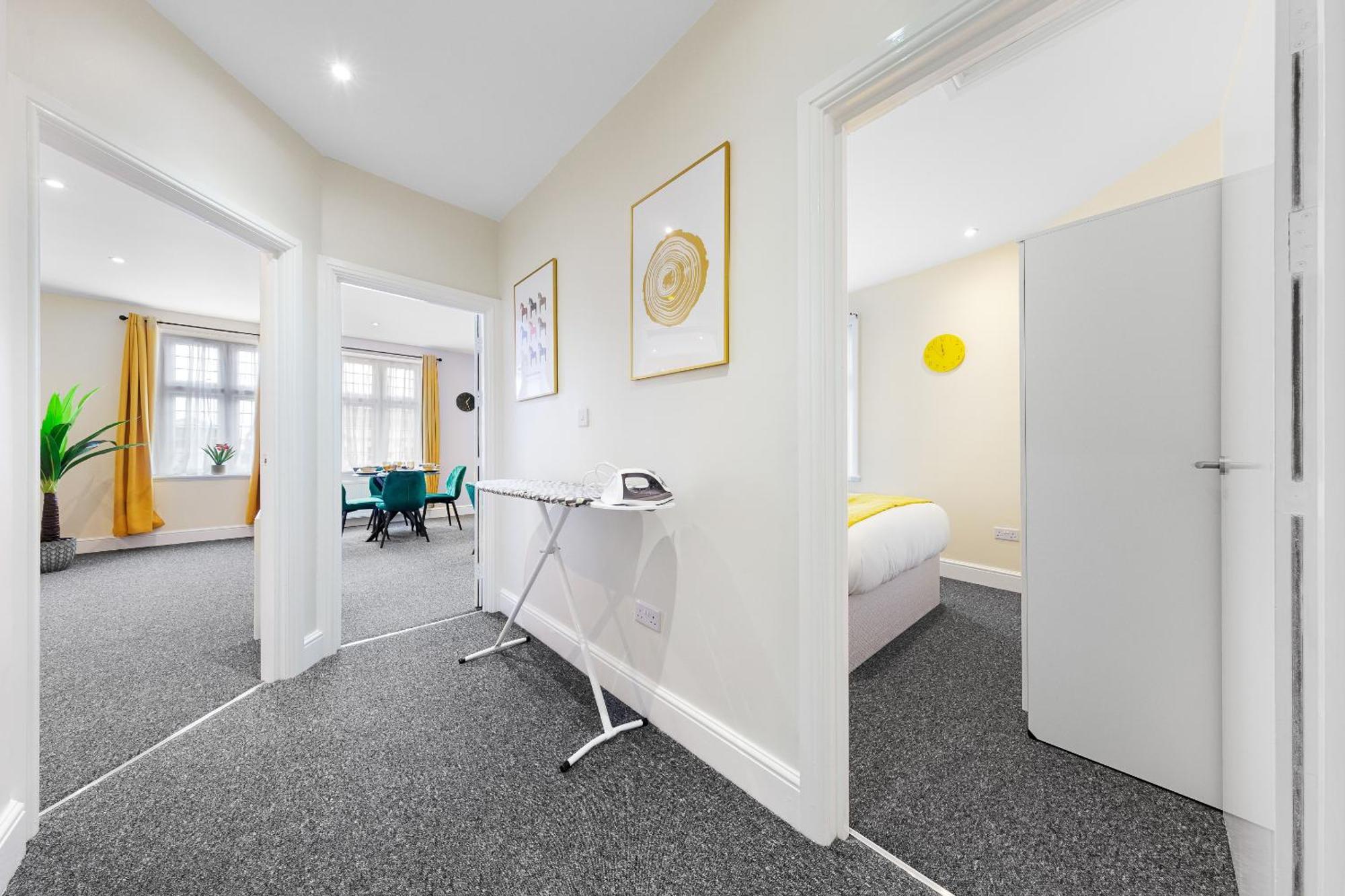 Elegant 2 Bedroom Hideaway In The Heart Of London - Sleeps 6 People- Has A King Bed- Parking Available! Instant Book! 20 Percent Off! Limited Time Deal! * Barnet