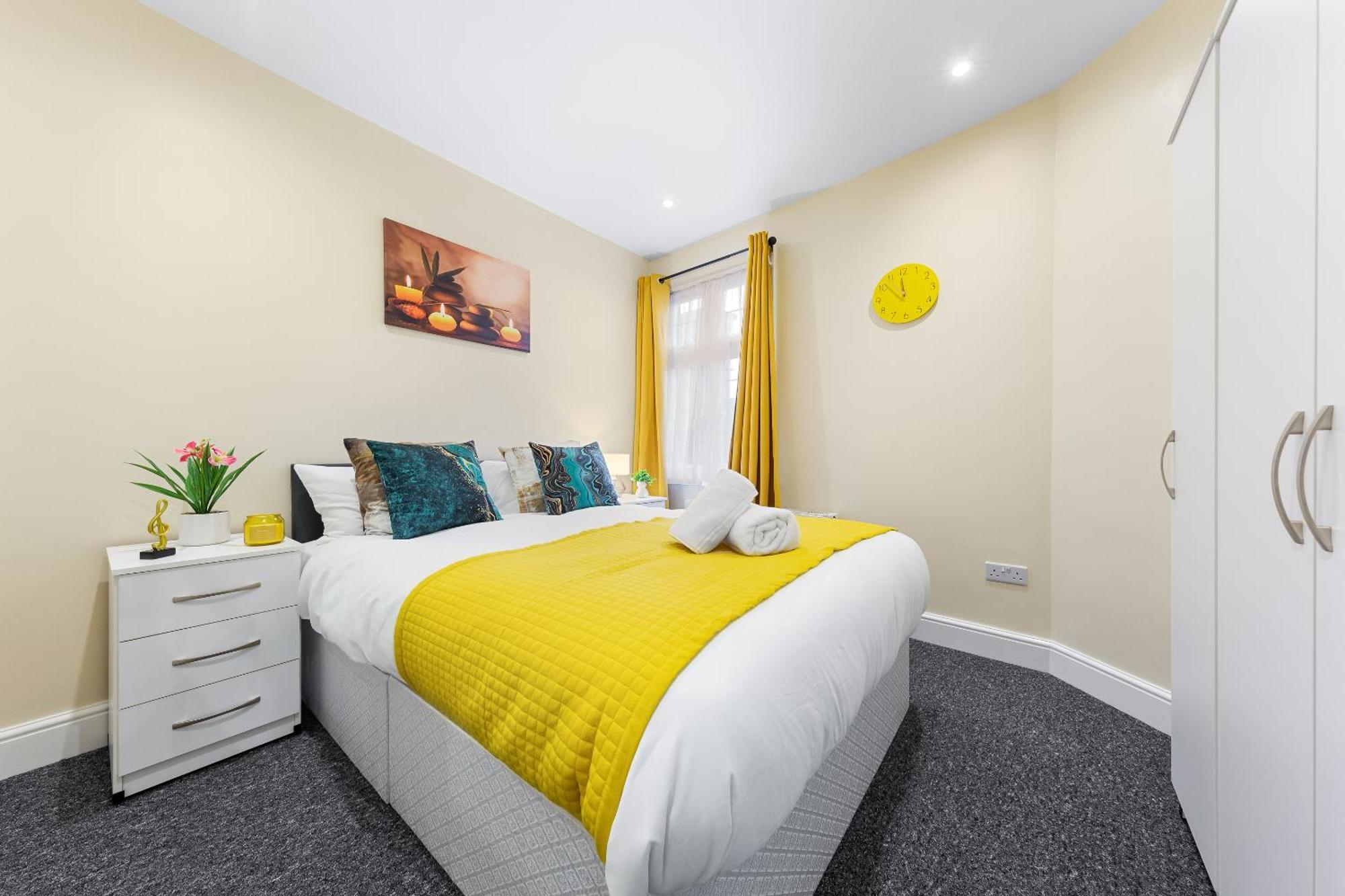 Apartment Elegant 2 Bedroom Hideaway In The Heart Of London - Sleeps 6 People- Has A King Bed- Parking Available! Instant Book! 20 Percent Off! Limited Time Deal!
