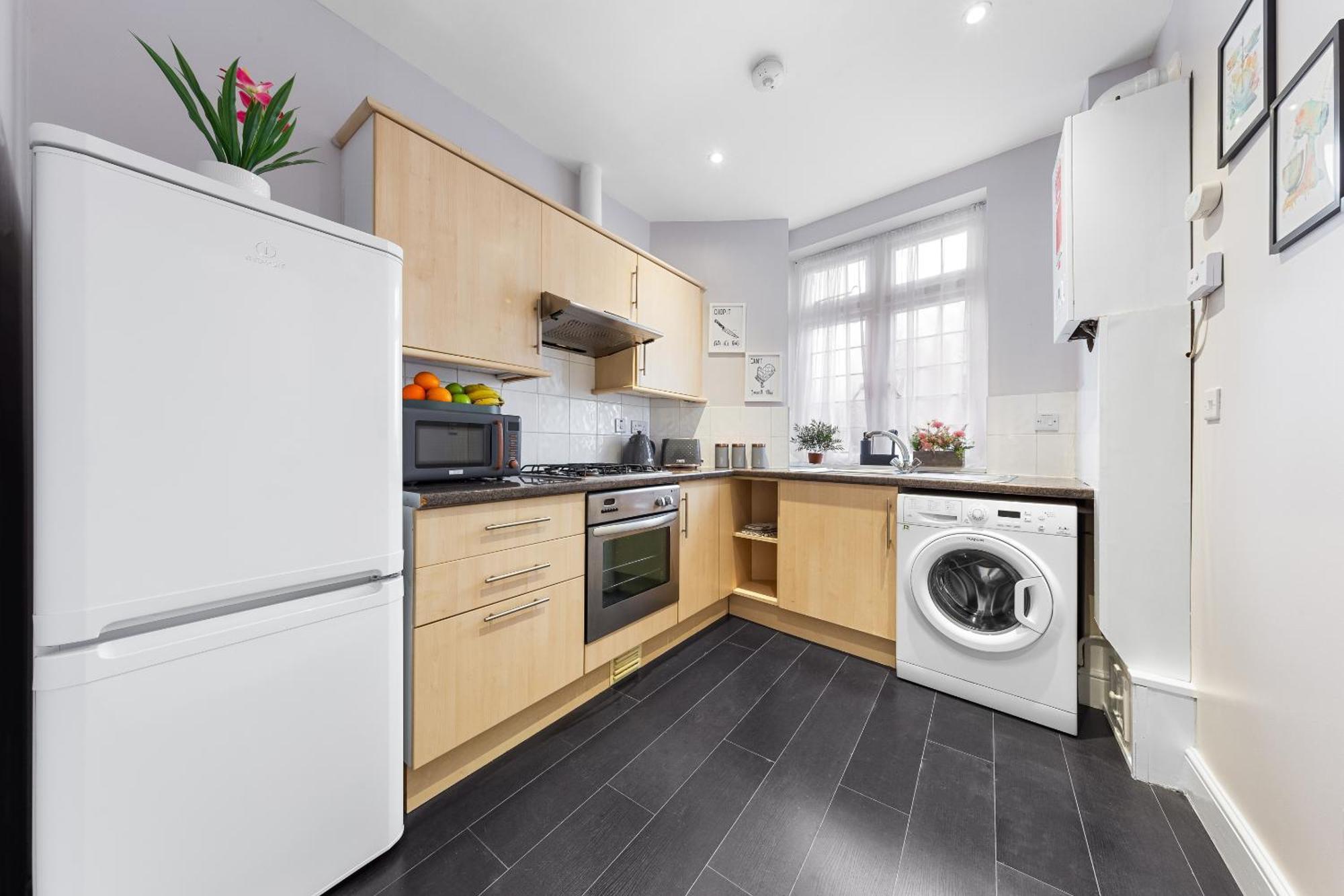 Elegant 2 Bedroom Hideaway In The Heart Of London - Sleeps 6 People- Has A King Bed- Parking Available! Instant Book! 20 Percent Off! Limited Time Deal! * Barnet