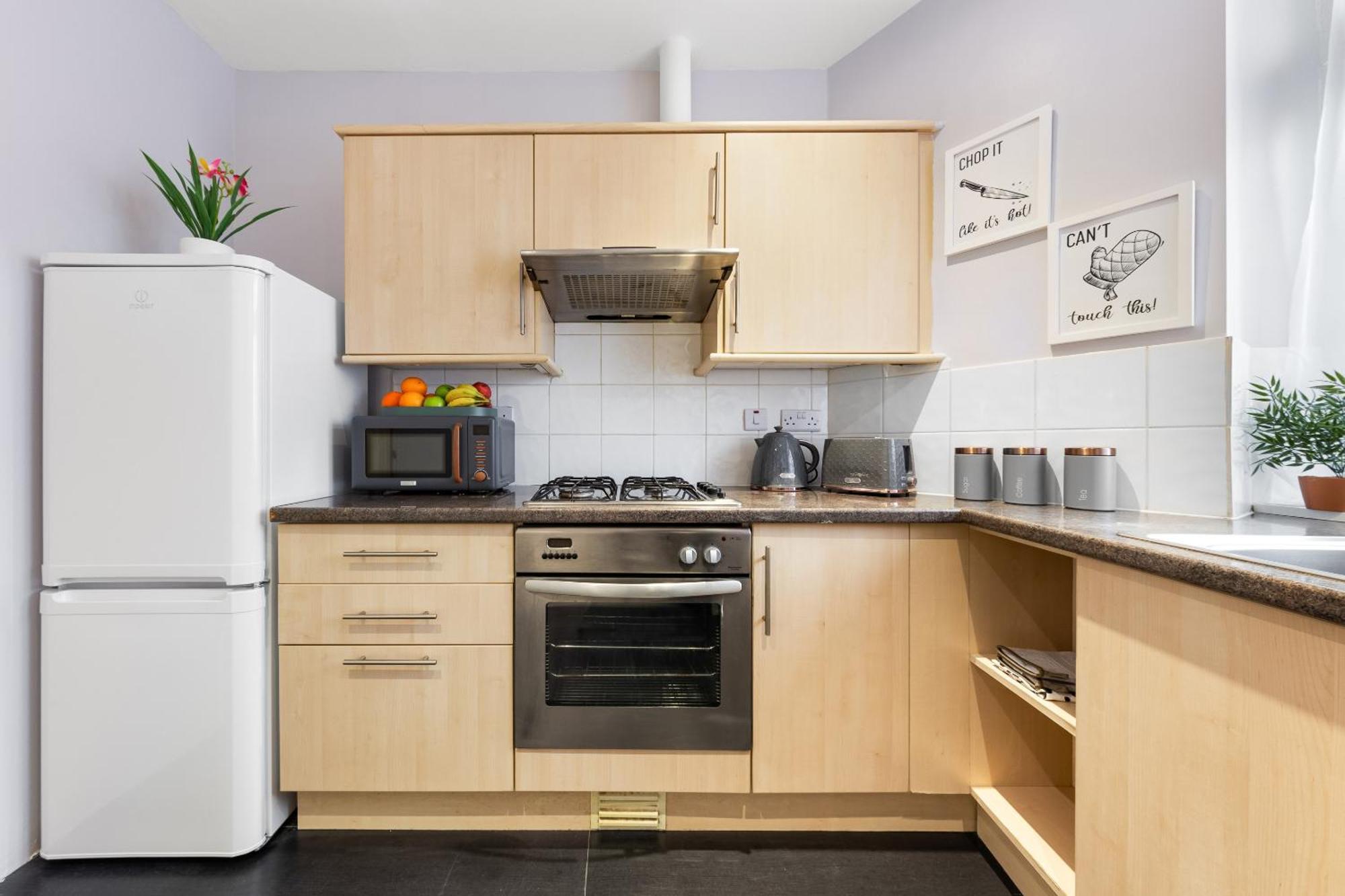 Elegant 2 Bedroom Hideaway In The Heart Of London - Sleeps 6 People- Has A King Bed- Parking Available! Instant Book! 20 Percent Off! Limited Time Deal!