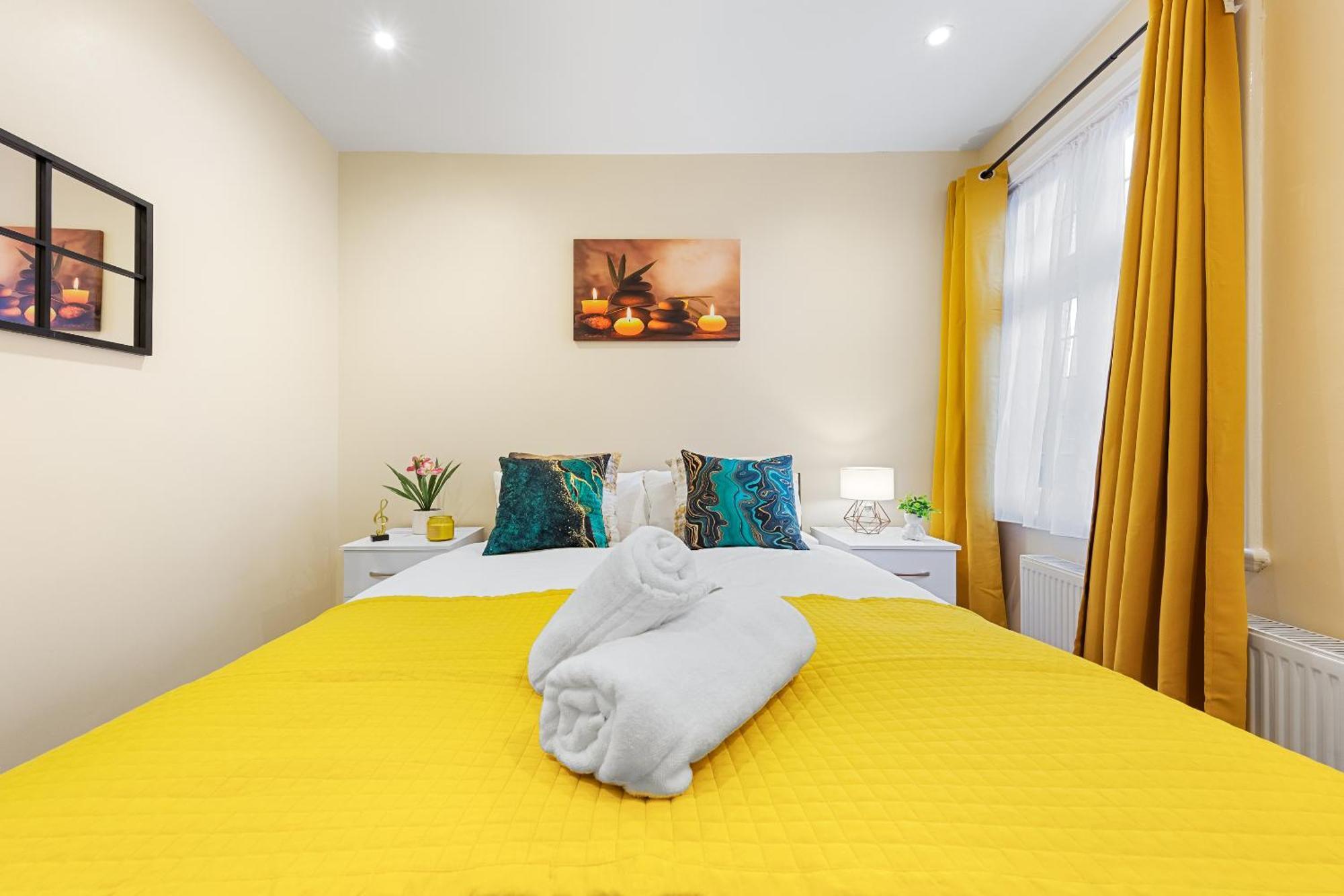 Elegant 2 Bedroom Hideaway In The Heart Of London - Sleeps 6 People- Has A King Bed- Parking Available! Instant Book! 20 Percent Off! Limited Time Deal! Apartment *