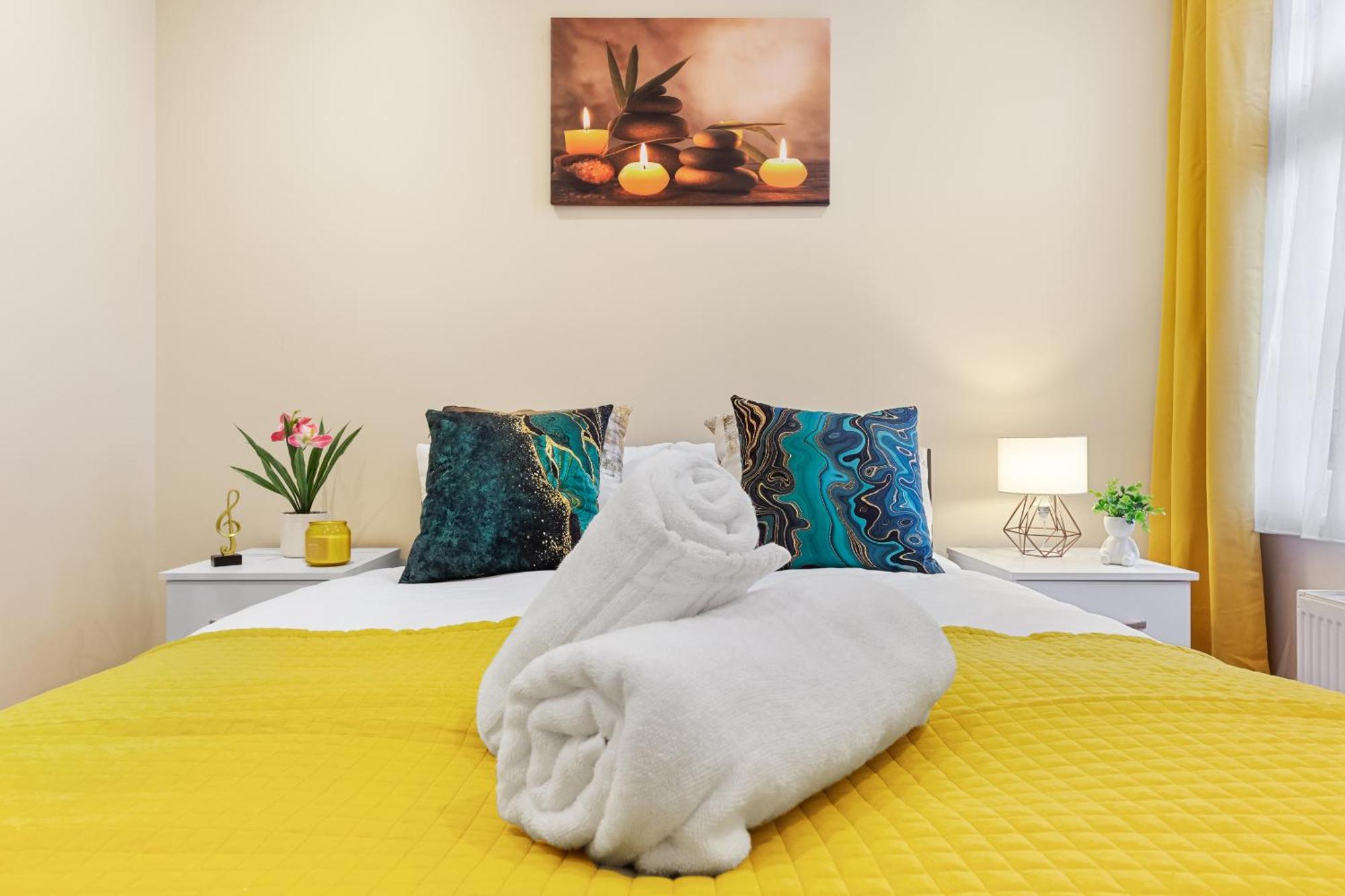 Elegant 2 Bedroom Hideaway In The Heart Of London - Sleeps 6 People- Has A King Bed- Parking Available! Instant Book! 20 Percent Off! Limited Time Deal! *