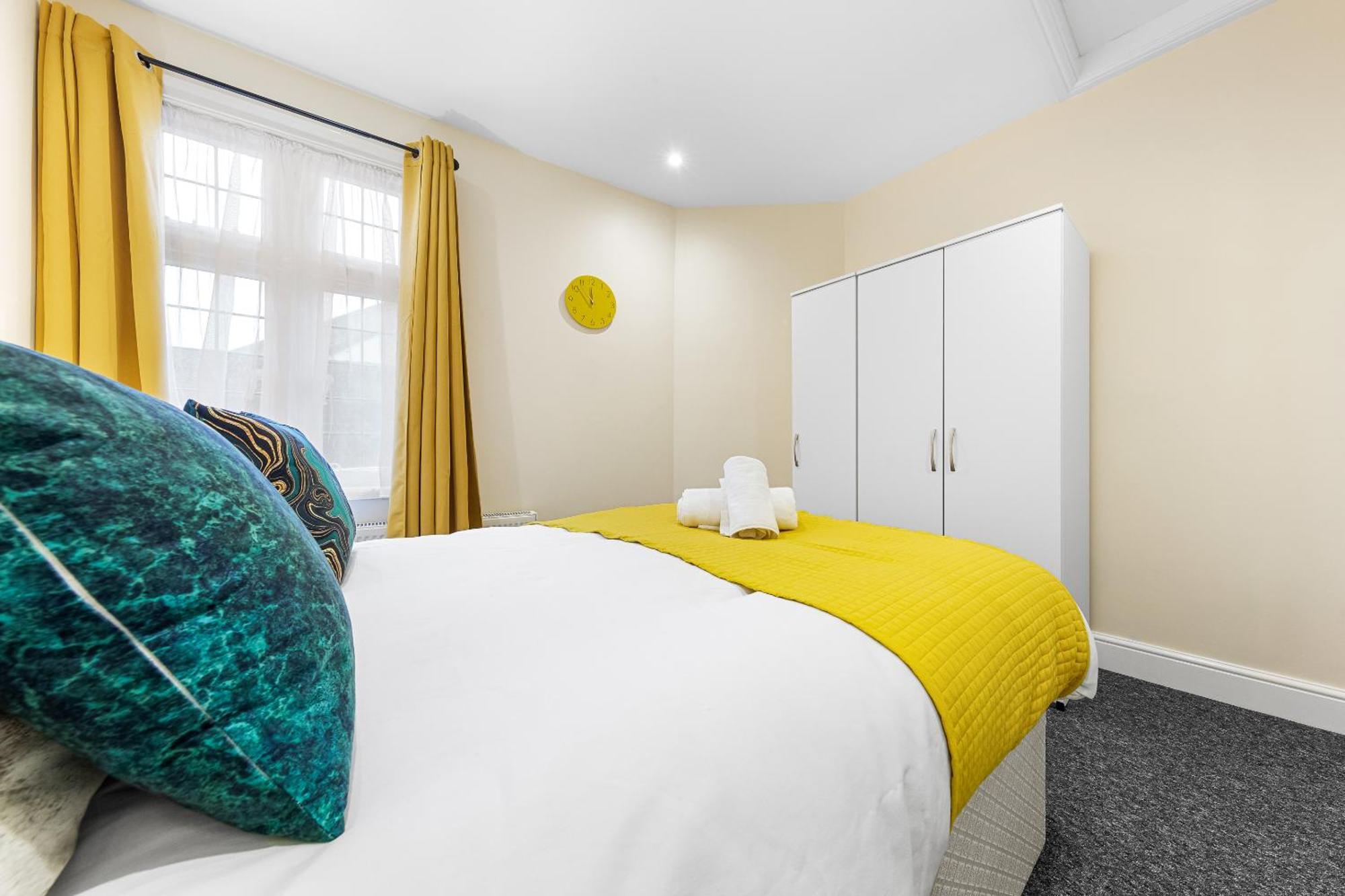 Elegant 2 Bedroom Hideaway In The Heart Of London - Sleeps 6 People- Has A King Bed- Parking Available! Instant Book! 20 Percent Off! Limited Time Deal! Apartment Barnet