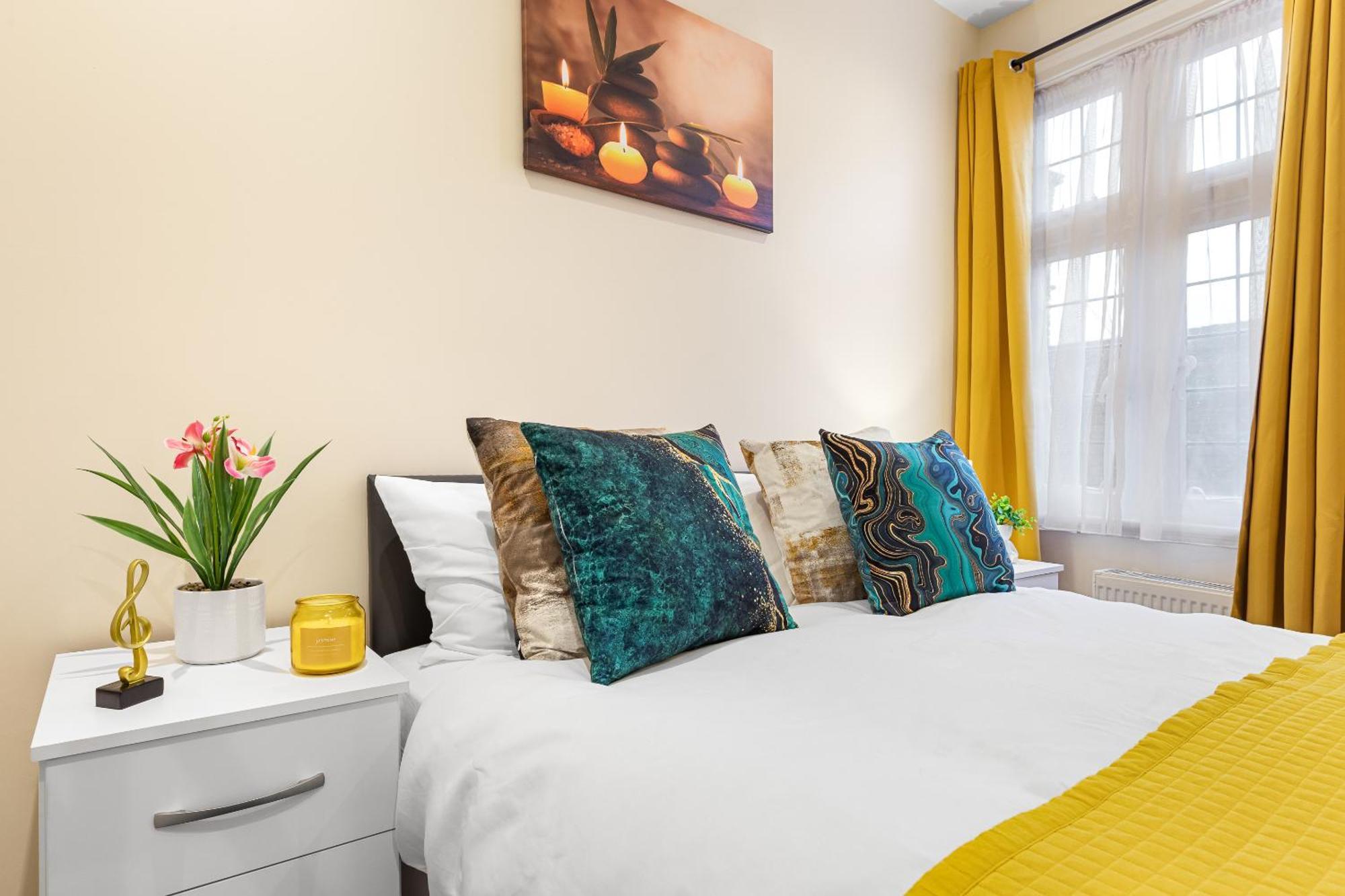 Elegant 2 Bedroom Hideaway In The Heart Of London - Sleeps 6 People- Has A King Bed- Parking Available! Instant Book! 20 Percent Off! Limited Time Deal!