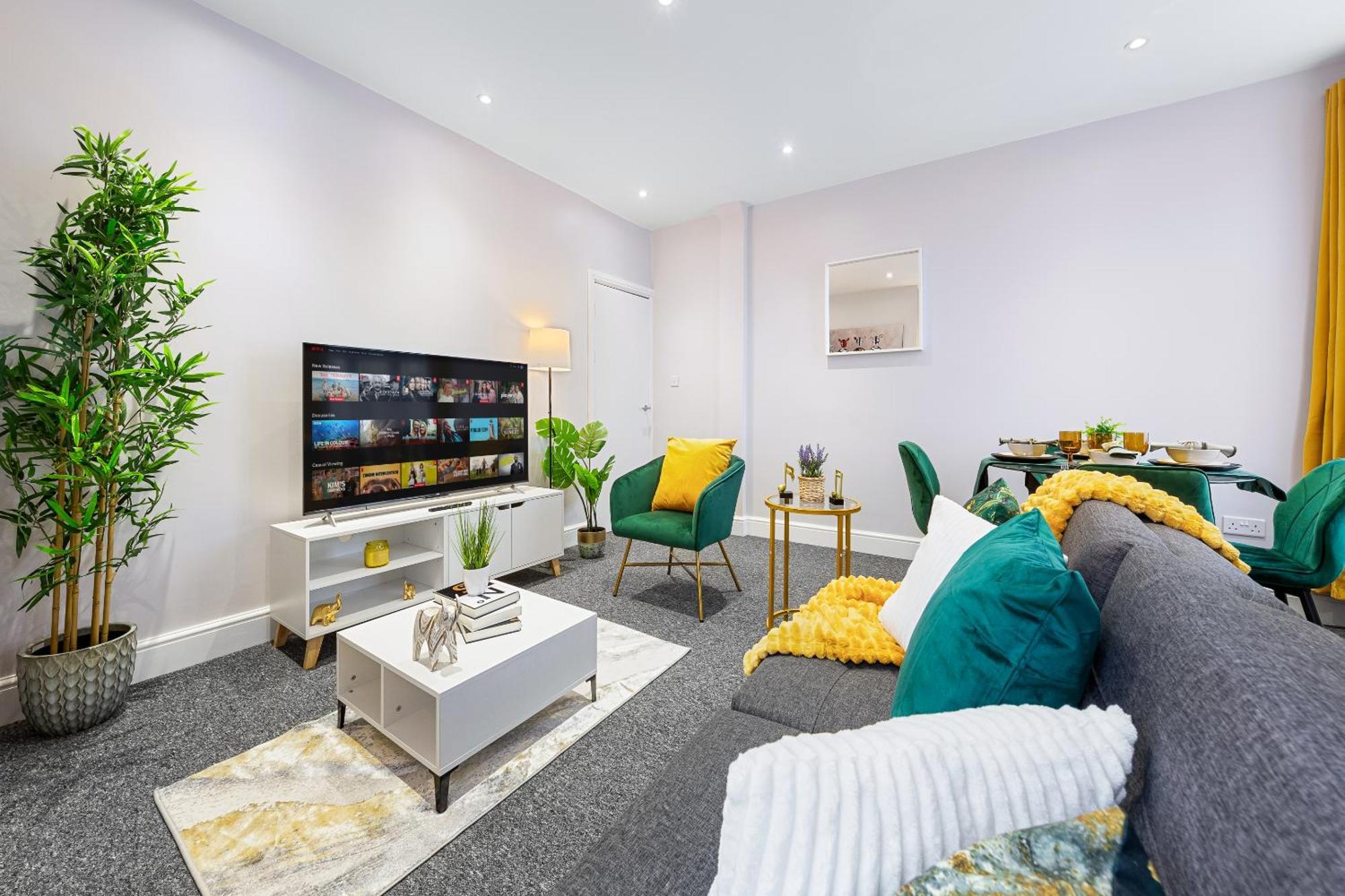 Elegant 2 Bedroom Hideaway In The Heart Of London - Sleeps 6 People- Has A King Bed- Parking Available! Instant Book! 20 Percent Off! Limited Time Deal! Apartment Barnet