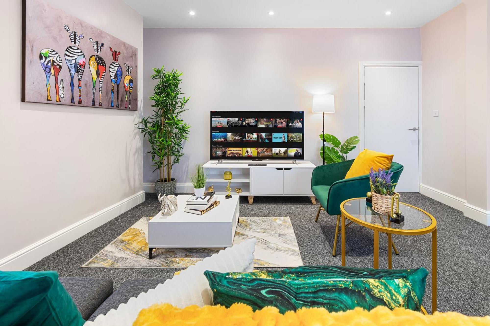 Apartment Elegant 2 Bedroom Hideaway In The Heart Of London - Sleeps 6 People- Has A King Bed- Parking Available! Instant Book! 20 Percent Off! Limited Time Deal! Barnet