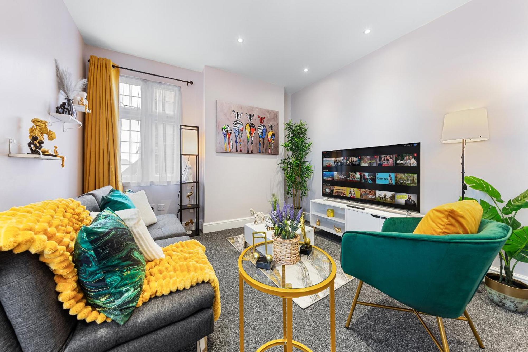 Apartment Elegant 2 Bedroom Hideaway In The Heart Of London - Sleeps 6 People- Has A King Bed- Parking Available! Instant Book! 20 Percent Off! Limited Time Deal! *
