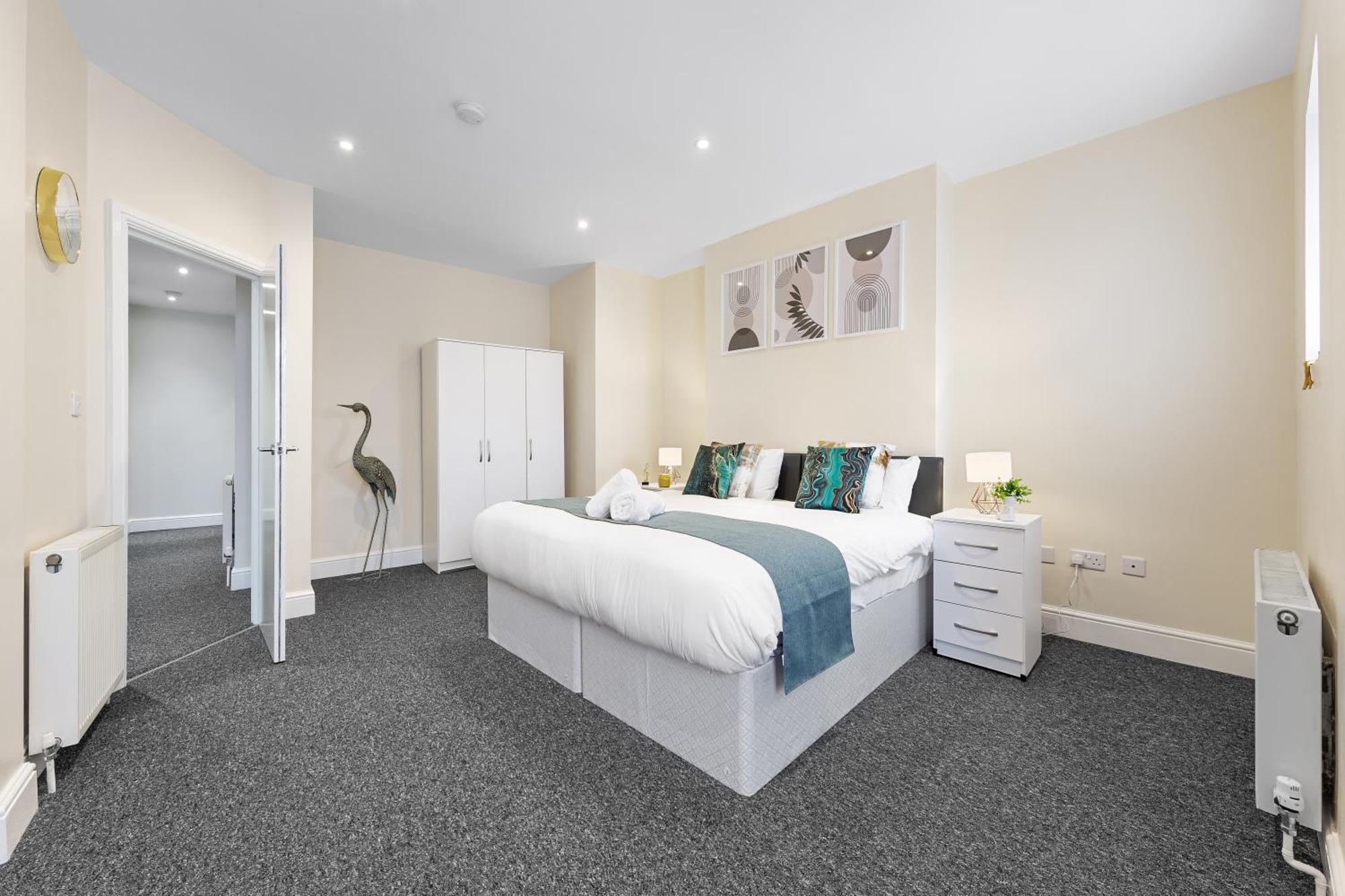 Elegant 2 Bedroom Hideaway In The Heart Of London - Sleeps 6 People- Has A King Bed- Parking Available! Instant Book! 20 Percent Off! Limited Time Deal! Barnet